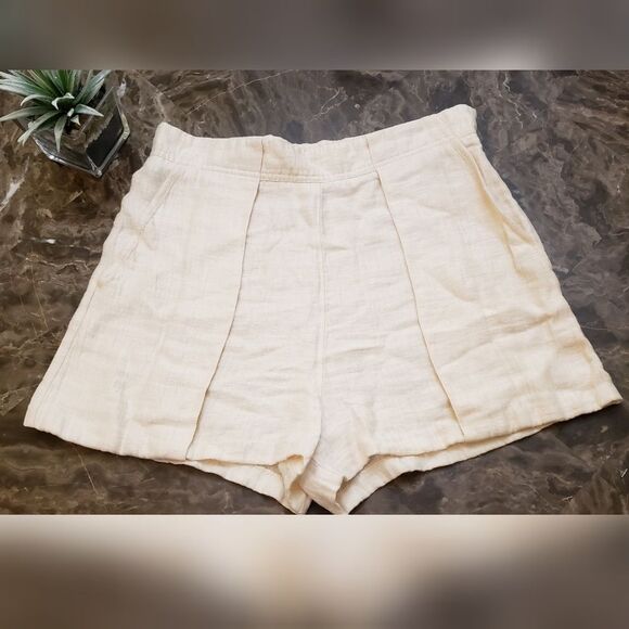 H&M Cream Faux Pleated 2 Pocket Shorts Size 10 - Picture 1 of 2